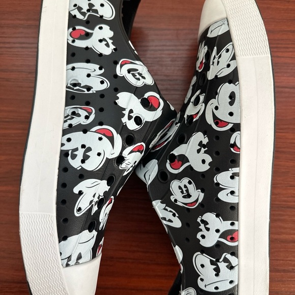 Disney Native Mickey Mouse Shoes White/Black/Red Mens 7 Women 9 Excellent Condit - Picture 3 of 7